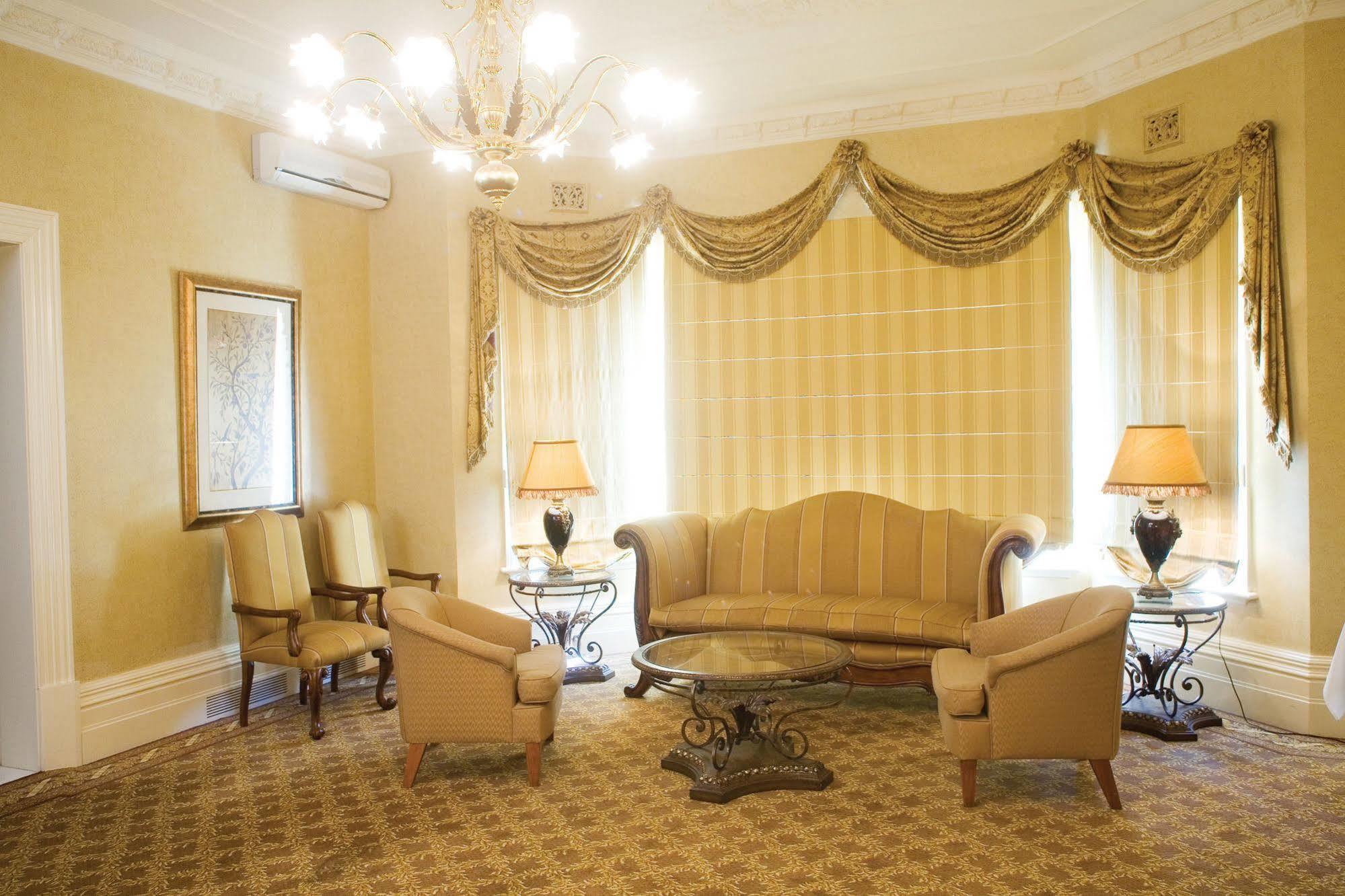 The Carrington Hotel Шепъртън Екстериор снимка